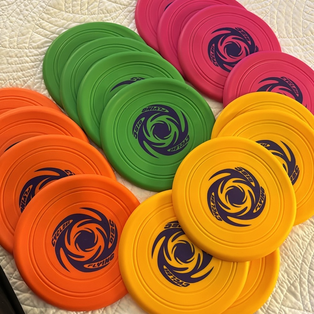 18 Cyclone Flying Disc (5 Orange, 4 Green, 4 Pink, 5 yellow)dog/ pool/beach fun